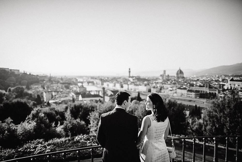 subito la proposta di matrimonio a san miniato al monte una coppia si affaccia su Firenze dal piazzale Michelangelo